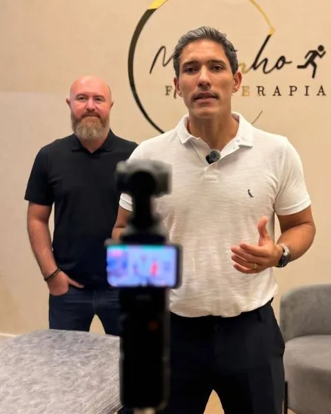 Dr. Bruno Marinho e Dr. Marlon M. Moreira gravando conteúdo na clínica
